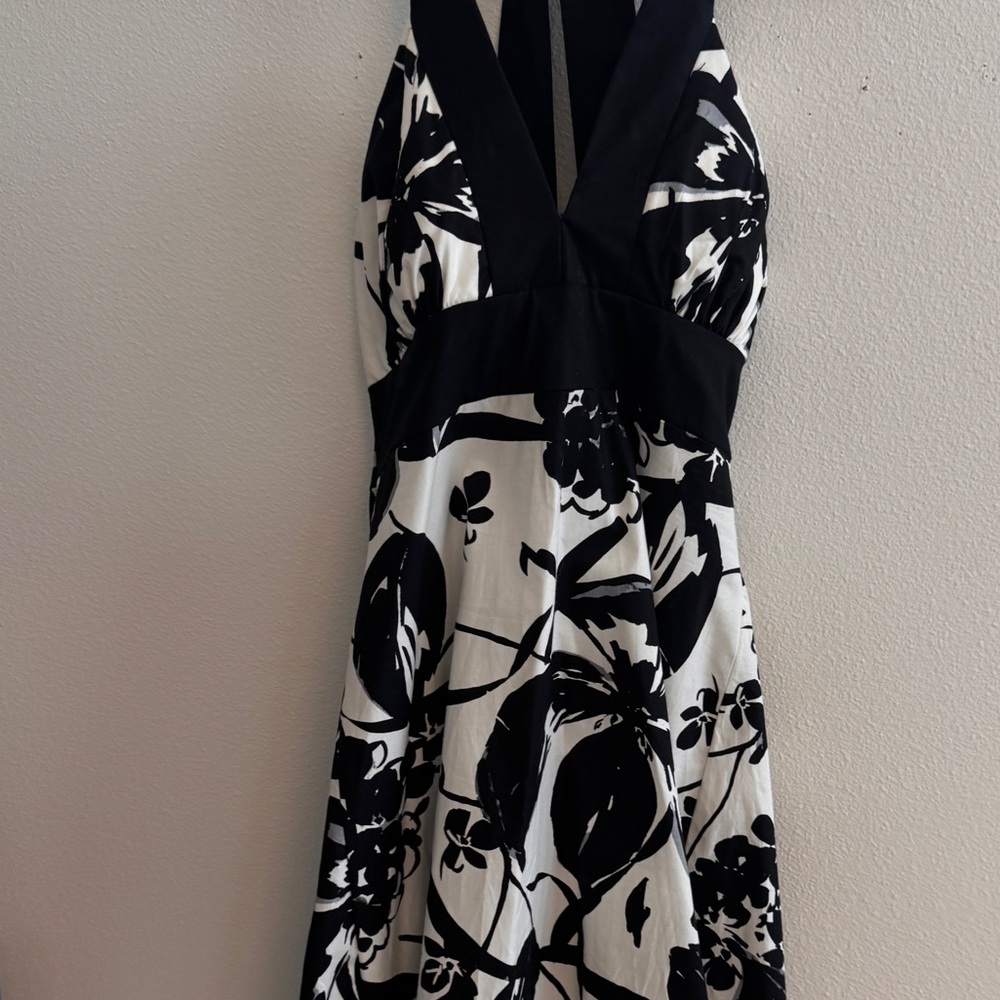 Chic Black and White Floral Backless Dress